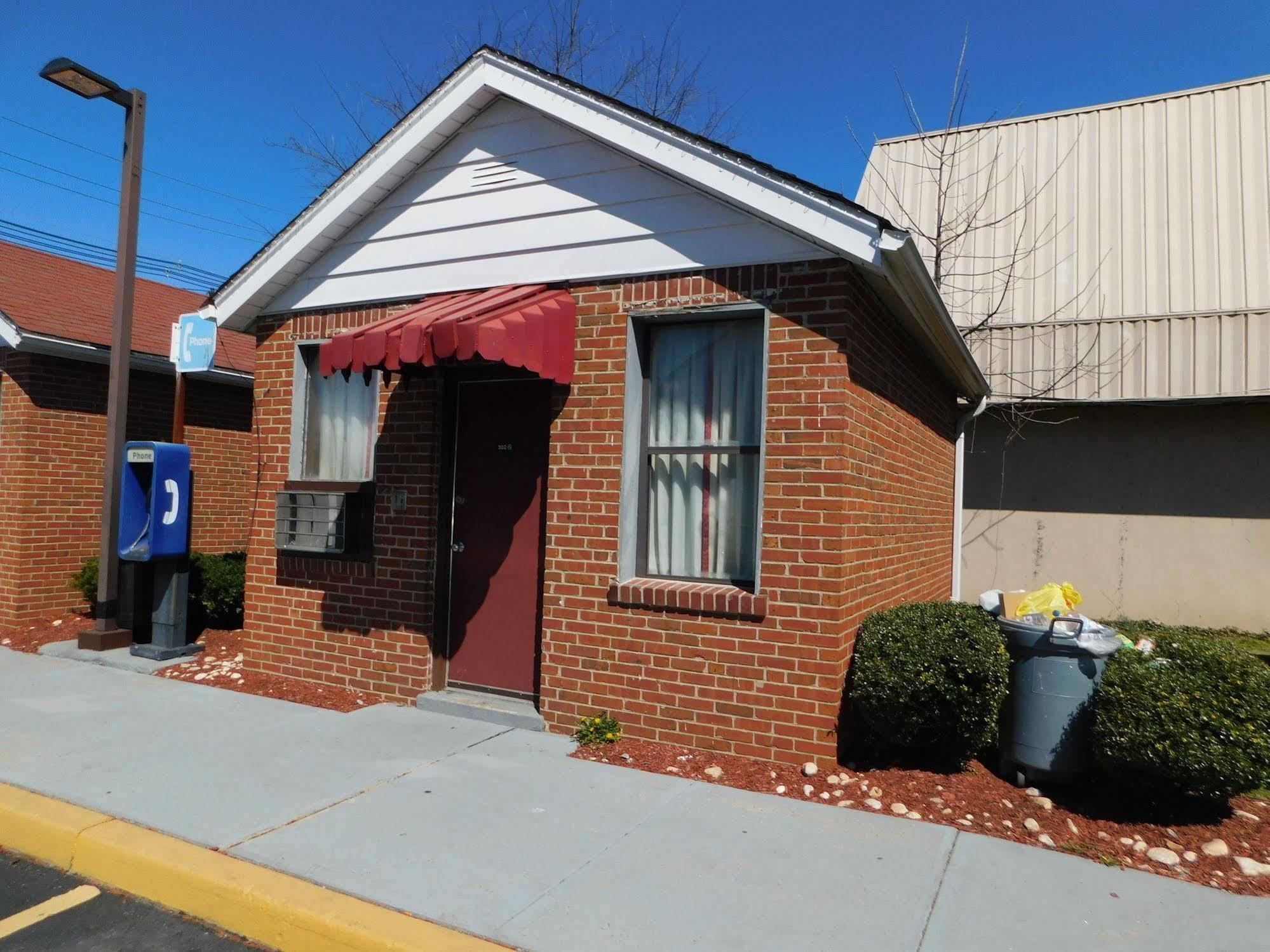 Mounts Motel Lawrenceville Buitenkant foto